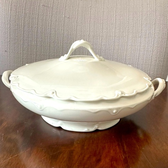 Theodore Haviland , Limoges France Round Covered Veg. Bowl Embossed Rim - Picture 1 of 11